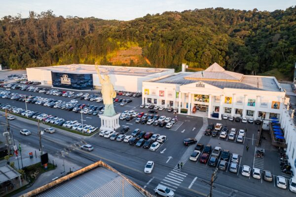Havan transmitirá Santo Rosário do Frei Gilson no estacionamento da loja de Brusque, neste sábado Havan transmitirá Santo Rosário do Frei Gilson no estacionamento da loja de Brusque, neste sábado