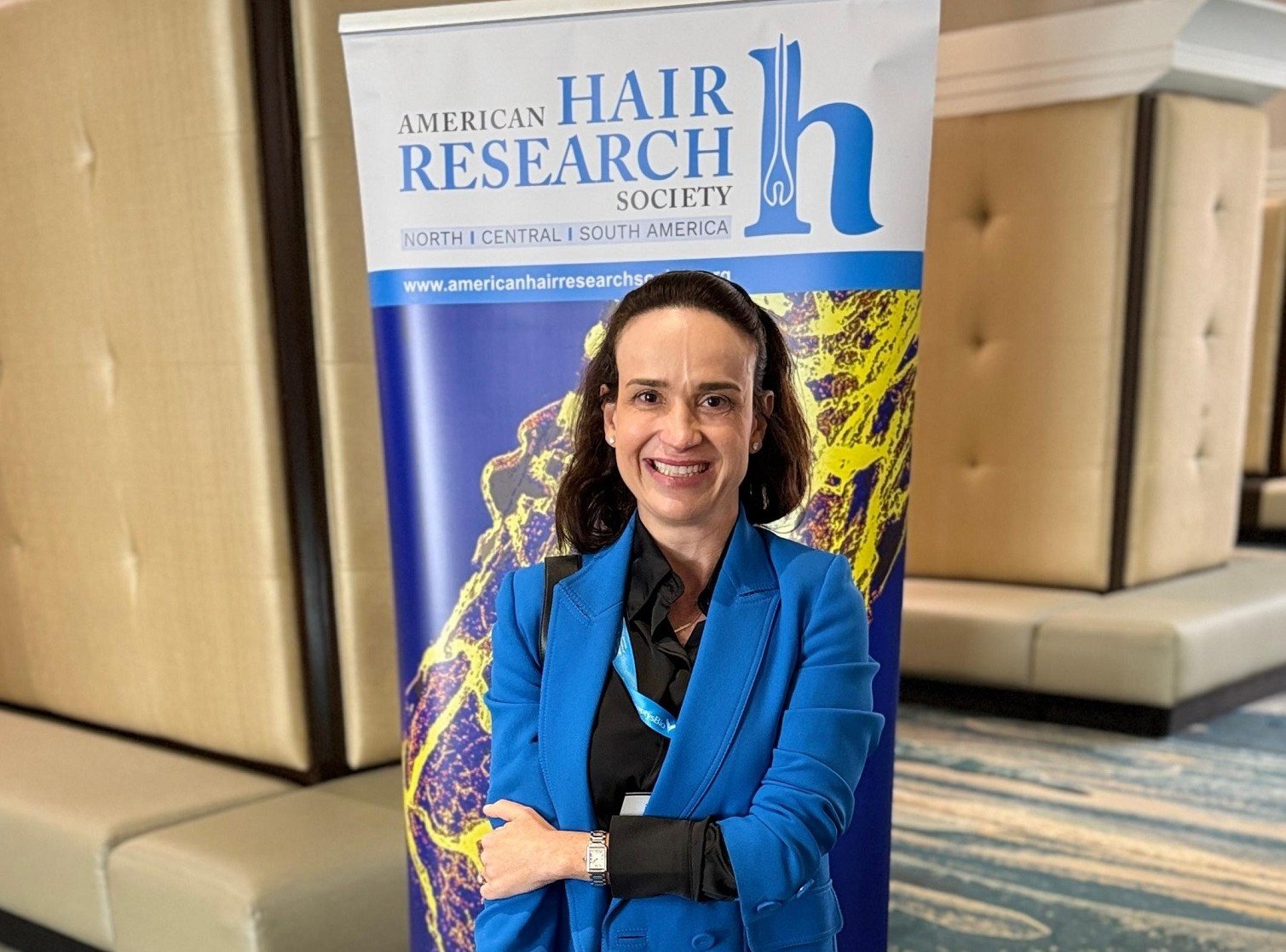 Inovações na Dermatologia: médica de Florianópolis compartilha tendências apresentadas no congresso da Academia Americana de Dermatologia 1 Dra Debora Cadore em congresso de Dermatologia em Orlando foto Divulgacao