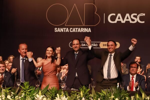 Com a promessa de estar onde a advocacia estiver, Juliano Mandelli toma posse na OAB/SC Juliano Mandelli toma posse na OAB/SC