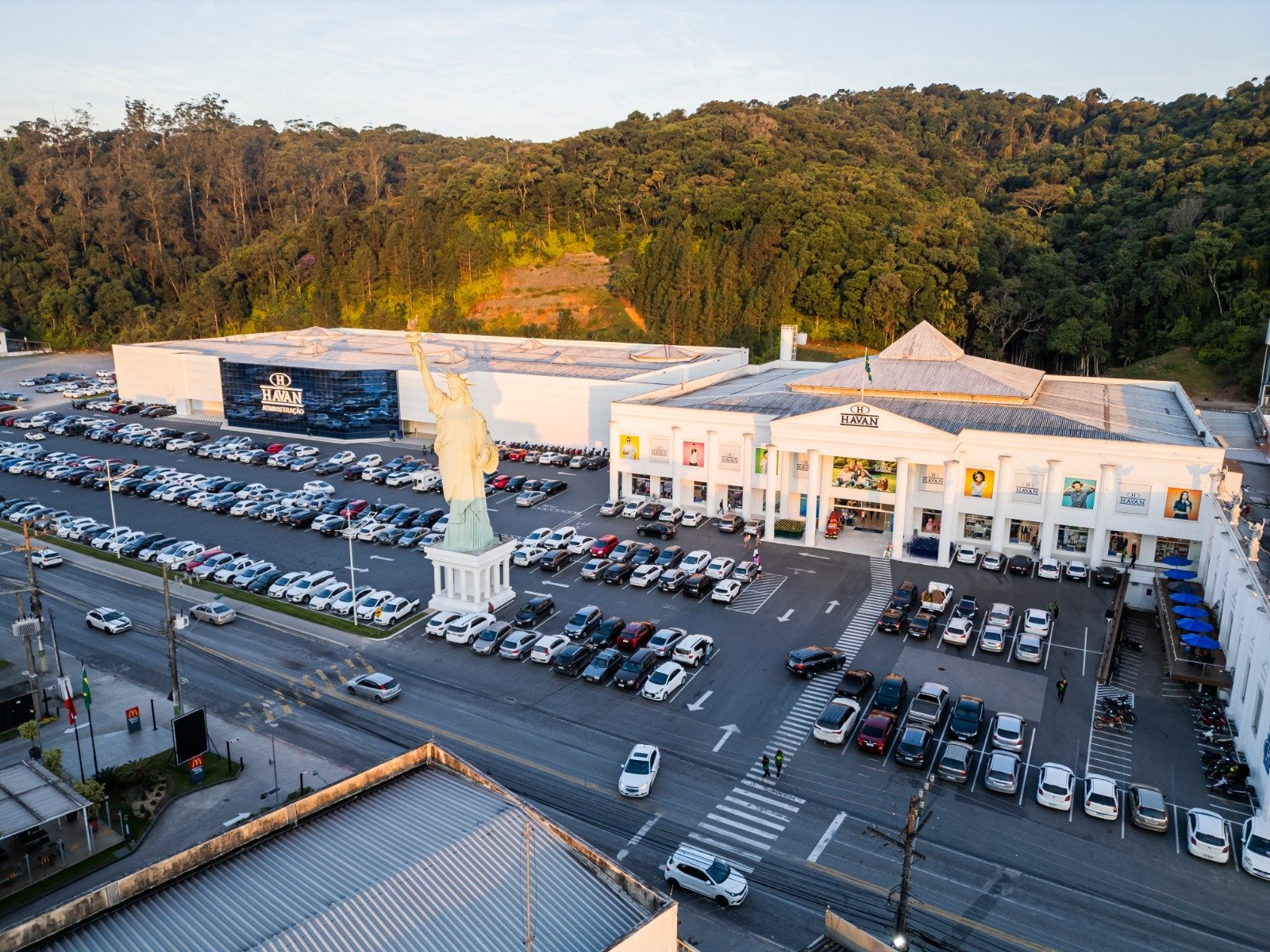 Havan transmitirá Santo Rosário do Frei Gilson no estacionamento da loja de Brusque, neste sábado 1 Havan transmitirá Santo Rosário do Frei Gilson no estacionamento da loja de Brusque, neste sábado