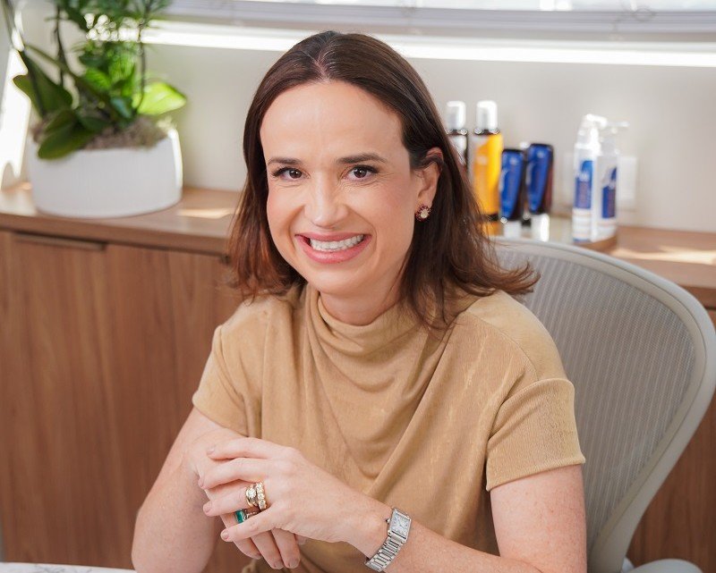 Médica catarinense é pioneira no mundo no uso de células-tronco para tratar calvície e doenças capilares 1 Dra Debora Cadore 3