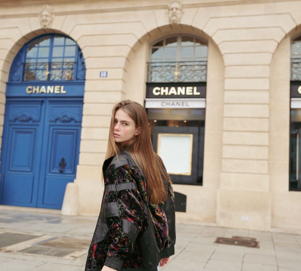 Maria Klaumann fotografa com peças de alta joalheria Chanel em Paris 1 Paris 2