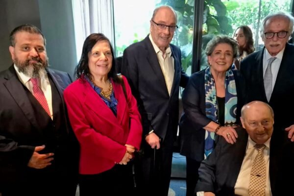 Personalidades do mundo jurídico, político e empresarial celebraram os 90 anos e a marcante trajetória de Ives Gandra da Silva Martins Ives Gandra, Eduardo Berbigier, Modesto Carvalhosa, Leda Nagle, José Eduardo Martins (irmão do homenageado)
