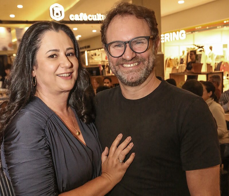 Reinauguração do Café Cultura no Villa Romana Shopping reúne convidados para celebrar nova fase da marca 1 Os fundadores Luciana Melo e Joshua Stevens e1749577796721