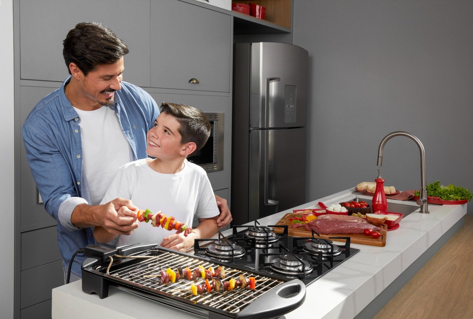 Com fábrica em Brusque, Fischer transforma o Dia dos Pais em celebração de memórias e convivência 1 Campanha de Dia dos Pais da Fischer ressignifica a data e reforca estrategia da marca de conectar tecnologia e design com experiencias familiares Foto Divulgacao