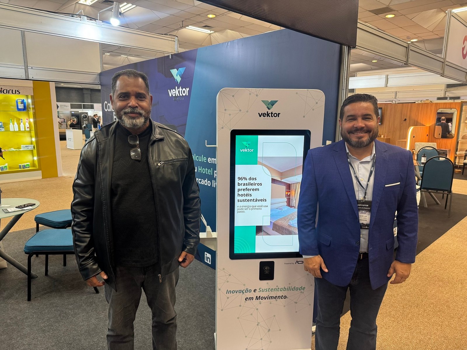 Vektor aposta em soluções para carros elétricos e projeta crescimento de 22% em 2025 1 Sandro Bittencourt de Souza a direita da Vektor Energia com Francisco Lima da Automa na mais recente edicao da Encatho Exprotel Foto Davi Paes e Lima